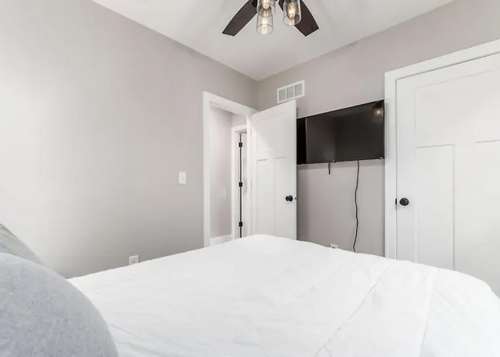 Entire Private Parking Fenced Yard *