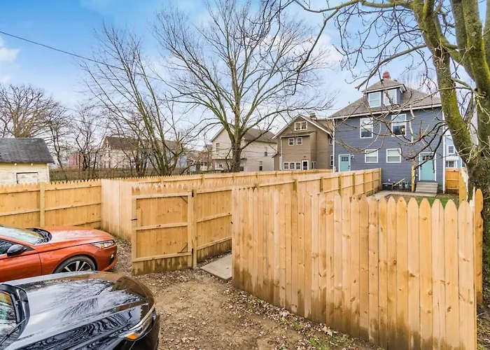 Entire Private Parking Fenced Yard