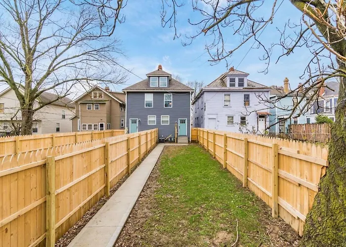 Entire Private Parking Fenced Yard *